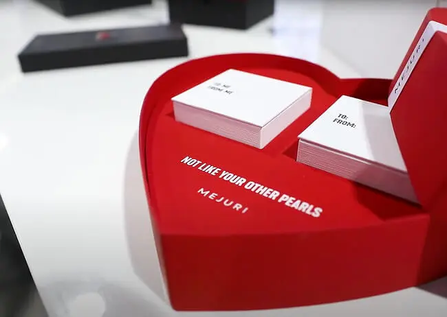 Luxury heart-shaped PR rigid box design for Mejuri jewelry by Zenpack.